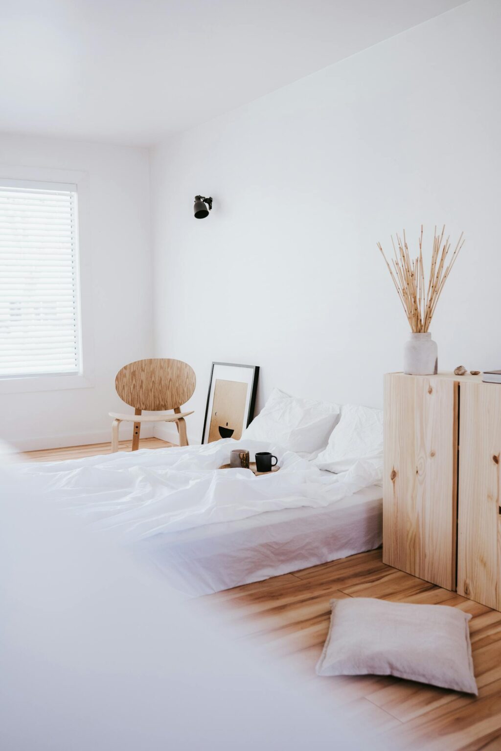 Rustgevende slaapkamer: serene slaapkamer met natuurlijke tinten