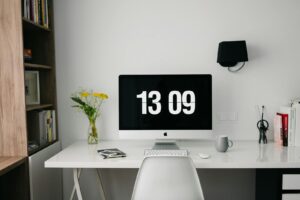 Werkplek in kleine ruimte: ergonomisch bureau in hoek